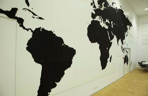 fraster, filt, opklæbning, akustik, uld filt, inspiration, design, indretning, filttavle, udsmykning, opklæbet filt, filt på væg, limet filt, vægfilt, filtfarve, dekoration